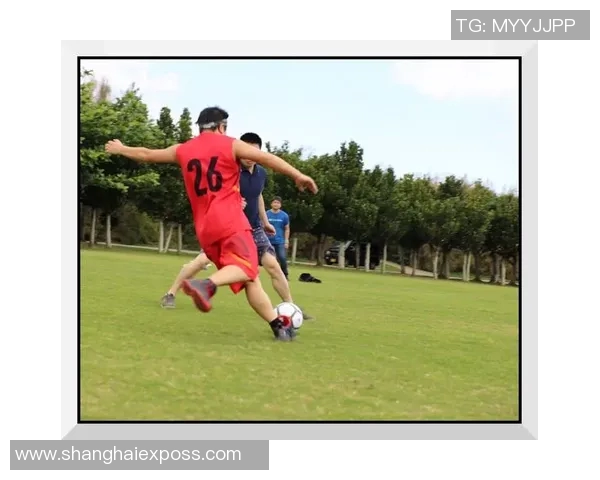 足球明星小甜菜的精彩瞬间与迷人风采全景展示