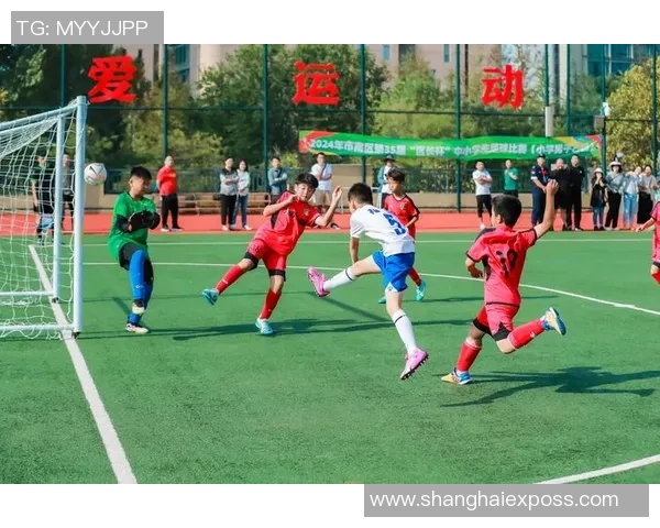 最著名的足球明星在绿茵场上展现非凡技艺与激情的精彩瞬间 最著名的足球明星在绿茵场上展现非凡技艺与激情的精彩瞬间