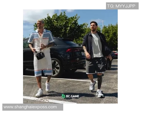 时尚与运动的完美结合足球明星女生的穿衣搭配秘籍